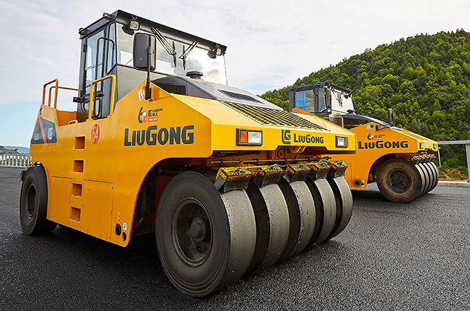 Xe Lu Lốp LiuGong CLG6530E - Sức Mạnh Đỉnh Cao Cho Công Trình Quy Mô Lớn